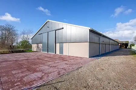 Loods met hellend dak van 900 m²