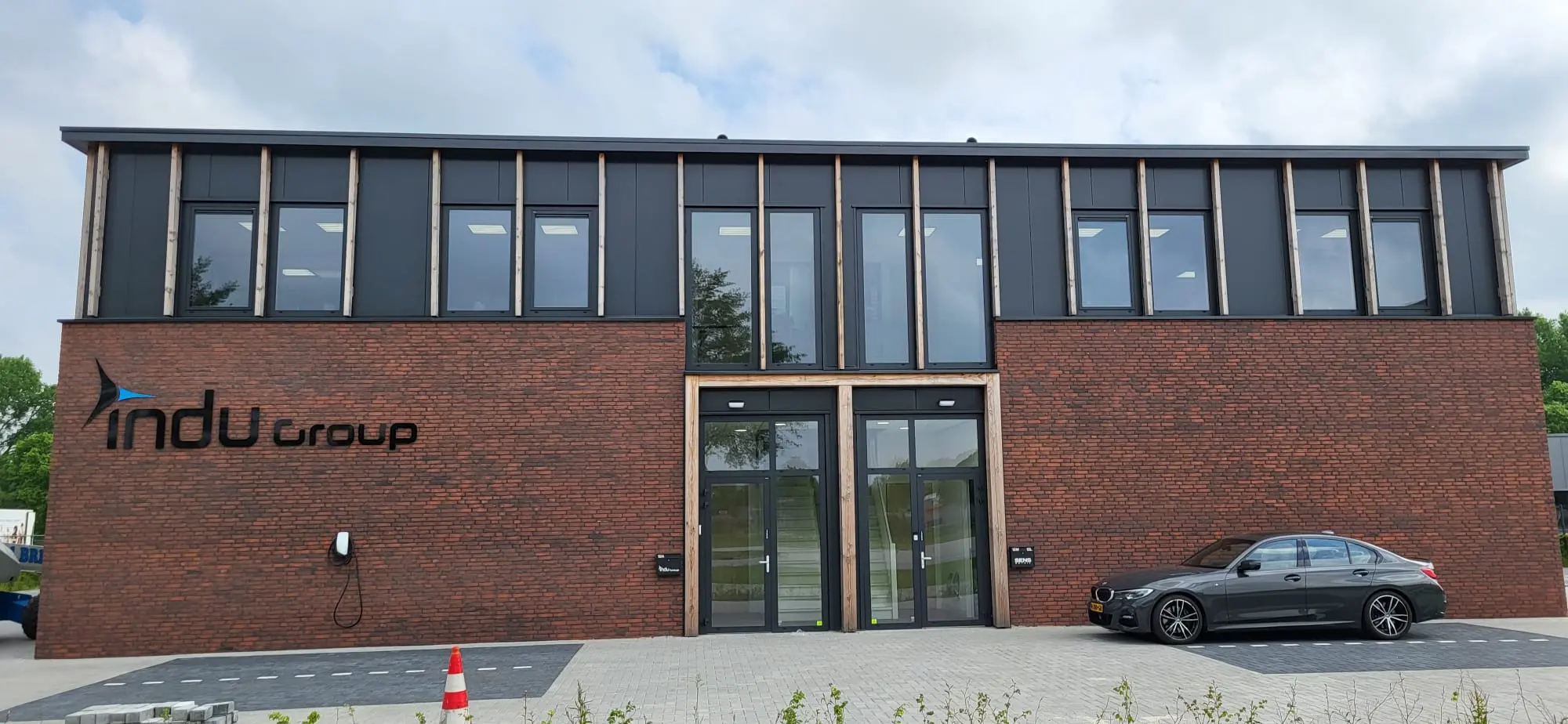 Voorkant bedrijfsverzamelgebouw Indu Group in Emmen