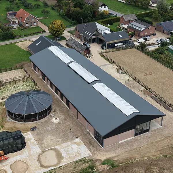 Paardenstal-nieuwbouw-loods-met-lichtstraten-inclusief-ventilatie
