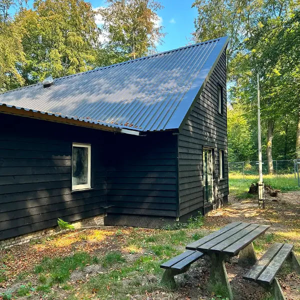 Nieuwe dak en gevel renovatie scoutinggebouw