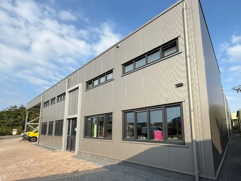 nieuwbouw-pand-bakkerij-kantoor-voorgevel-en-zijgevel-rechts